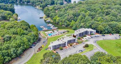 Waterfront Striper’s Landing condo with views, pool & boat launch - near dining