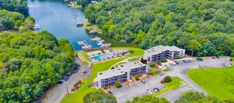 Waterfront condo with lake-view deck, tennis court & pool - dog-friendly