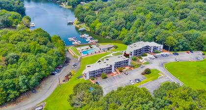 Waterfront condo with lake-view deck, tennis court & pool - dog-friendly