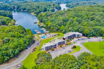 Waterfront condo with lake-view deck, tennis court & pool - dog-friendly