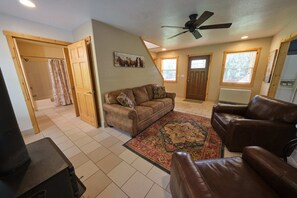 Living area - Peach tree cottage (Somes Bar)