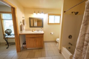 Douche, bidet, serviettes fournies, savon