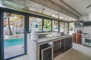 Refrigerador, microondas, horno, placa de cocina