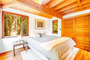 1 bedroom, desk, WiFi, bed sheets