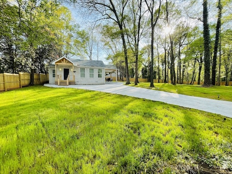 Exterior. ~2 Bedroom Cozy Gem 💎 5 minutes from Downtown Spartanburg~