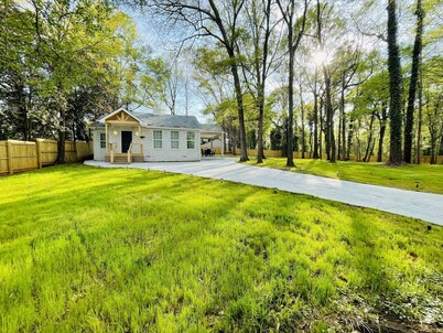 ~2 Bedroom Cozy Gem 💎 5 minutes from Downtown Spartanburg~