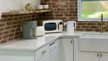 冷蔵庫、電子レンジ、オーブン、コンロ