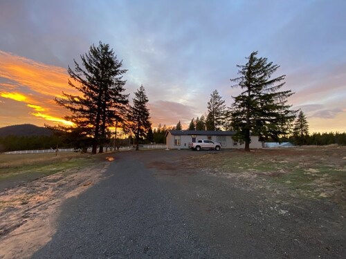 Ranch House and Barn 5 minutes from CDA Lake
