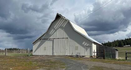 Ranch House and Barn 5 minutes from CDA Lake