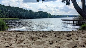 Beach nearby, sun loungers - Vacation apartment in a cozy farmhouse by the bathing lake with large garden and sauna (Carpin)