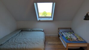 1 bedroom, travel crib, free WiFi, bed sheets - Vacation apartment in a cozy farmhouse by the bathing lake with large garden and sauna (Carpin)