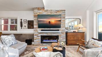 Estúdio (4 Bedrooms) | Sala de estar | TV