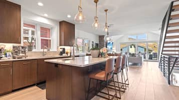 Estudio (4 Bedrooms) | Cocina privada | Refrigerador, microondas, horno y parrilla de estufa