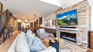 Studio (4 Bedrooms) | Olohuone | Televisio