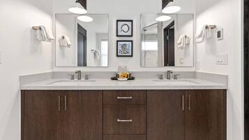 Studio (4 Bedrooms) | Bathroom | Shower, designer toiletries, towels, shampoo