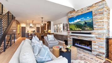 Studio (4 Bedrooms) | Living room | TV