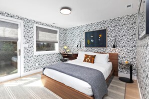 4 bedrooms, laptop workspace, iron/ironing board, bed sheets