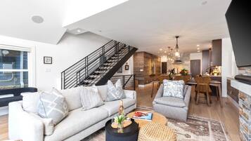 Studio (4 Bedrooms) | Living room | TV