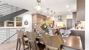 Studio (4 Bedrooms) | Dining