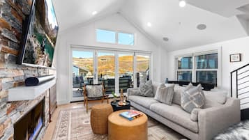 Studio (4 Bedrooms) | Olohuone | Televisio