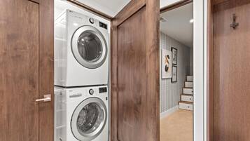 Studio (4 Bedrooms) | Laundry room
