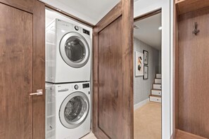 Studio (4 Bedrooms) | Laundry room
