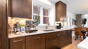 Studio (4 Bedrooms) | Private kitchen | Fridge, microwave, oven, stovetop