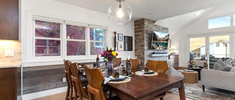 Studio (4 Bedrooms) | Dining