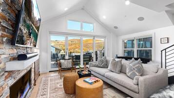 Studio (4 Bedrooms) | Living room | TV