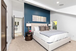 4 habitaciones y espacio para trabajar con laptop 