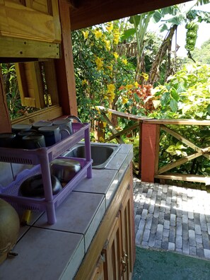 Bungalow familiar, 2 habitaciones, vista a la montaña | Cocina privada | Tetera eléctrica, tostadora, periquera y utensilios de cocina