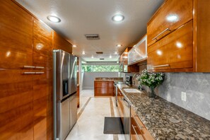 Refrigerador, microondas, horno y lavavajillas 