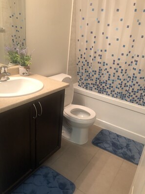 Duschwanne, Handtücher, Toilettenpapier