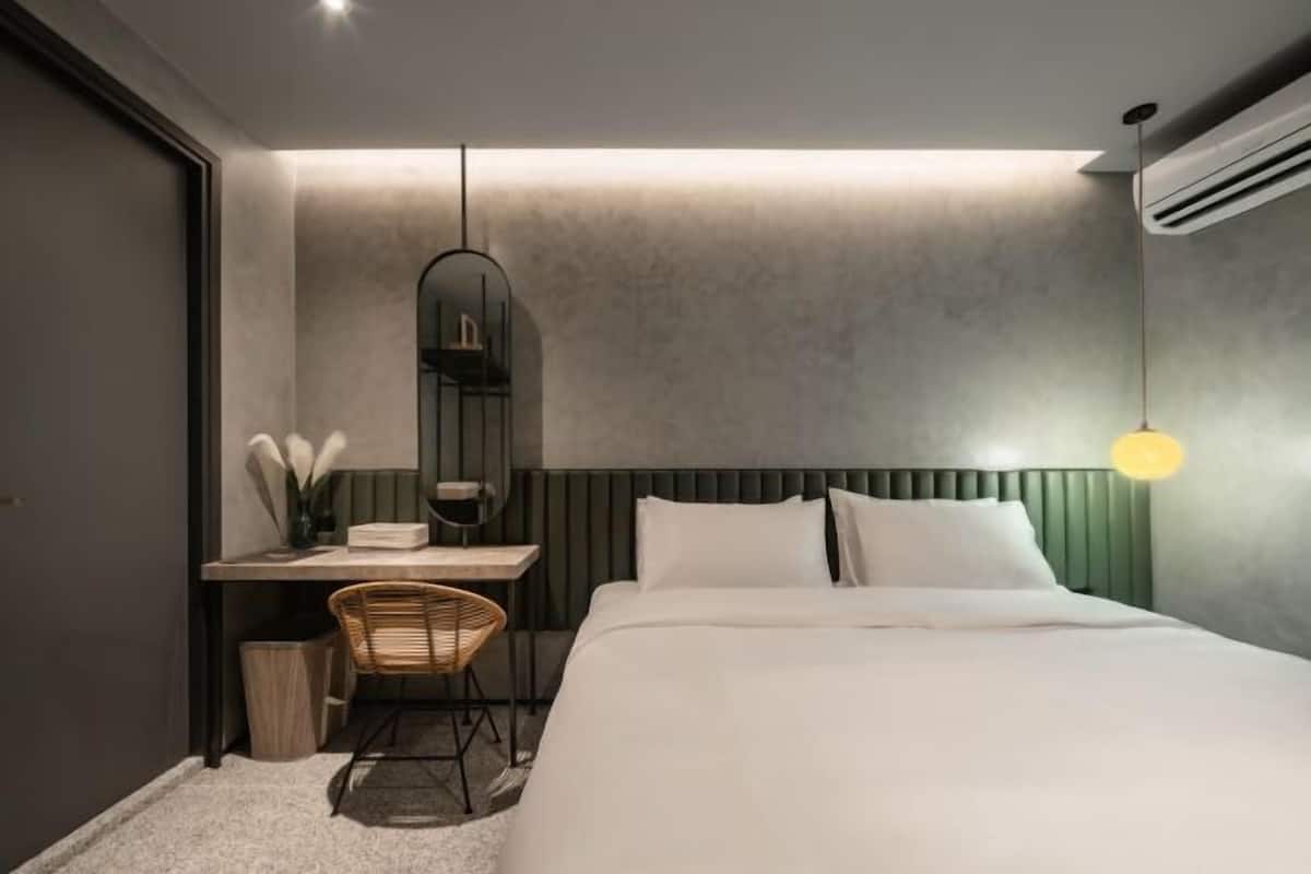 Espacio para trabajar con laptop, cortinas blackout y wifi gratis