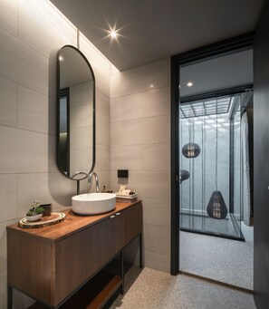 Sky Light | Badezimmer | Dusche, kostenlose Toilettenartikel, Haartrockner, Handtücher
