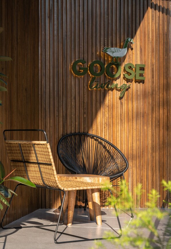 Pared de madera con un letrero que dice "GOOSE Living".