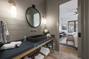 6 quartos, escrivaninha, ferros/tábuas de passar roupa, berço de viagem