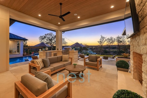 ***NEW*** POOL | HOT TUB | POOL TABLE | Fire Pit | 16 Queen Beds