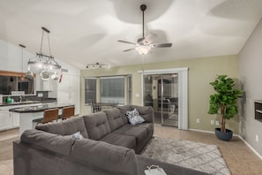 Smart TV, fireplace, DVD player - Fully-furnished home with private saltwater pool & patio-BBQ (Gilbert)