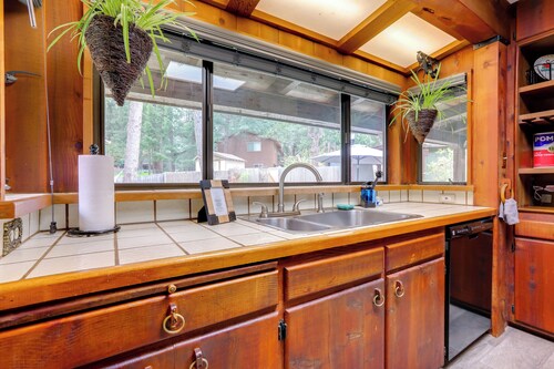 1 Mi to Lake: Hot Tub Haven in Pollock Pines!