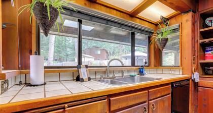 1 Mi to Lake: Hot Tub Haven in Pollock Pines!