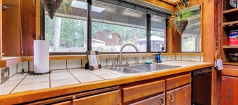 1 Mi to Lake: Hot Tub Haven in Pollock Pines!