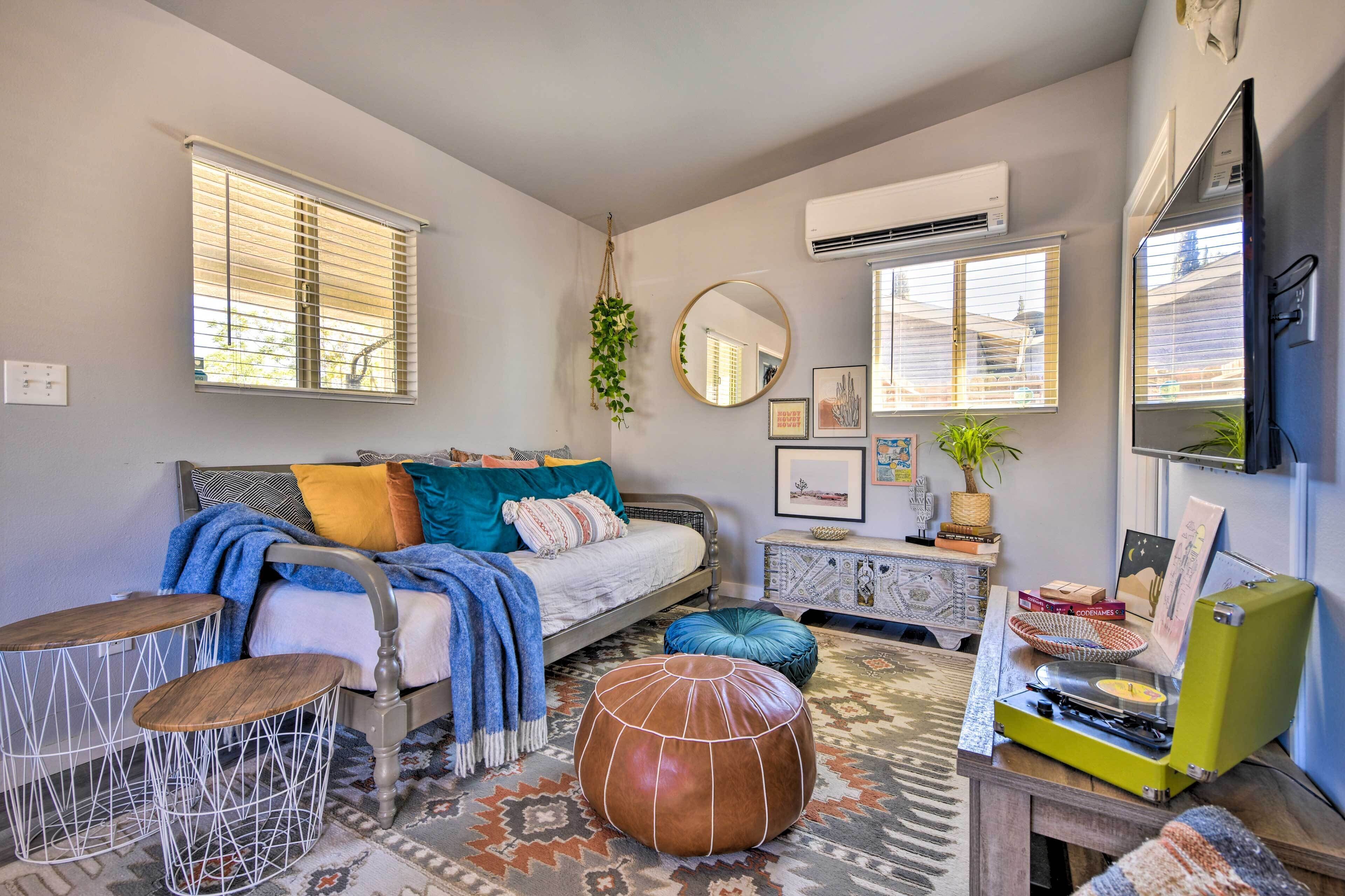 Charming Desert Cottage: 11 Mi to Joshua Tree