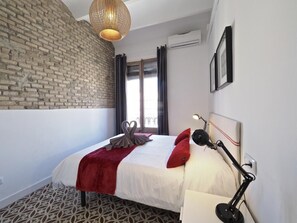 1 bedroom, iron/ironing board, internet, bed sheets - Sunny Rooftop Apartment (Barcelona)