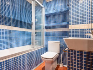 Een bad, gratis toiletartikelen, een haardroger, handdoeken