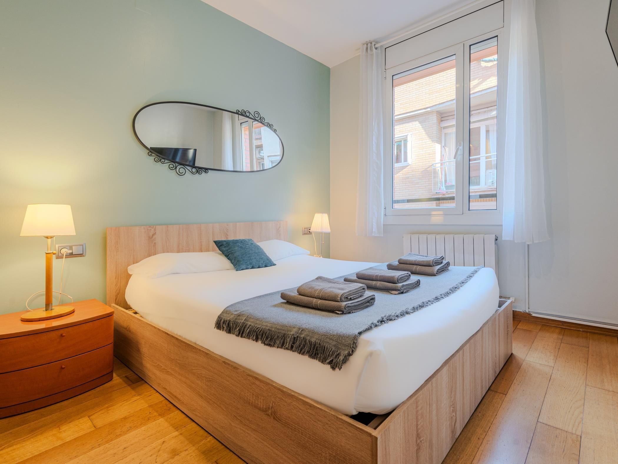 4 bedrooms, iron/ironing board, internet, bed sheets