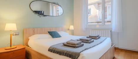 4 bedrooms, iron/ironing board, internet, bed sheets