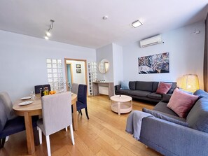 TV - Gracia Village Barcelona (Barcelona)