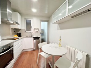 Kühlschrank, Mikrowelle, Ofen, Geschirrspüler