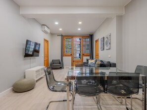 Dining - Avenida Gaudi Barcelona (Barcelona)
